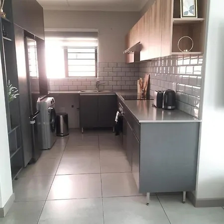 15 Elizabeth Place - Beautiful And Spacious Self Catering 3 Bedroom Unit Next To Kyalami Racetrack With Free Wifi - Swimming Pool Gym And Restaurant - Perfect For A Big Family In Midrand Waterfall Exterior photo