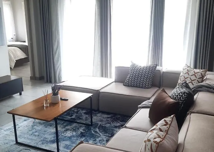 15 Elizabeth Place - Beautiful And Spacious Self Catering 3 Bedroom Unit Next To Kyalami Racetrack With Free Wifi - Swimming Pool Gym And Restaurant - Perfect For A Big Family In Midrand Waterfall