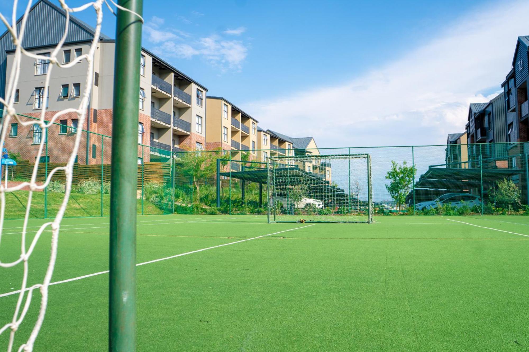 15 Elizabeth Place - Beautiful And Spacious Self Catering 3 Bedroom Unit Next To Kyalami Racetrack With Free Wifi - Swimming Pool Gym And Restaurant - Perfect For A Big Family In Waterfall *