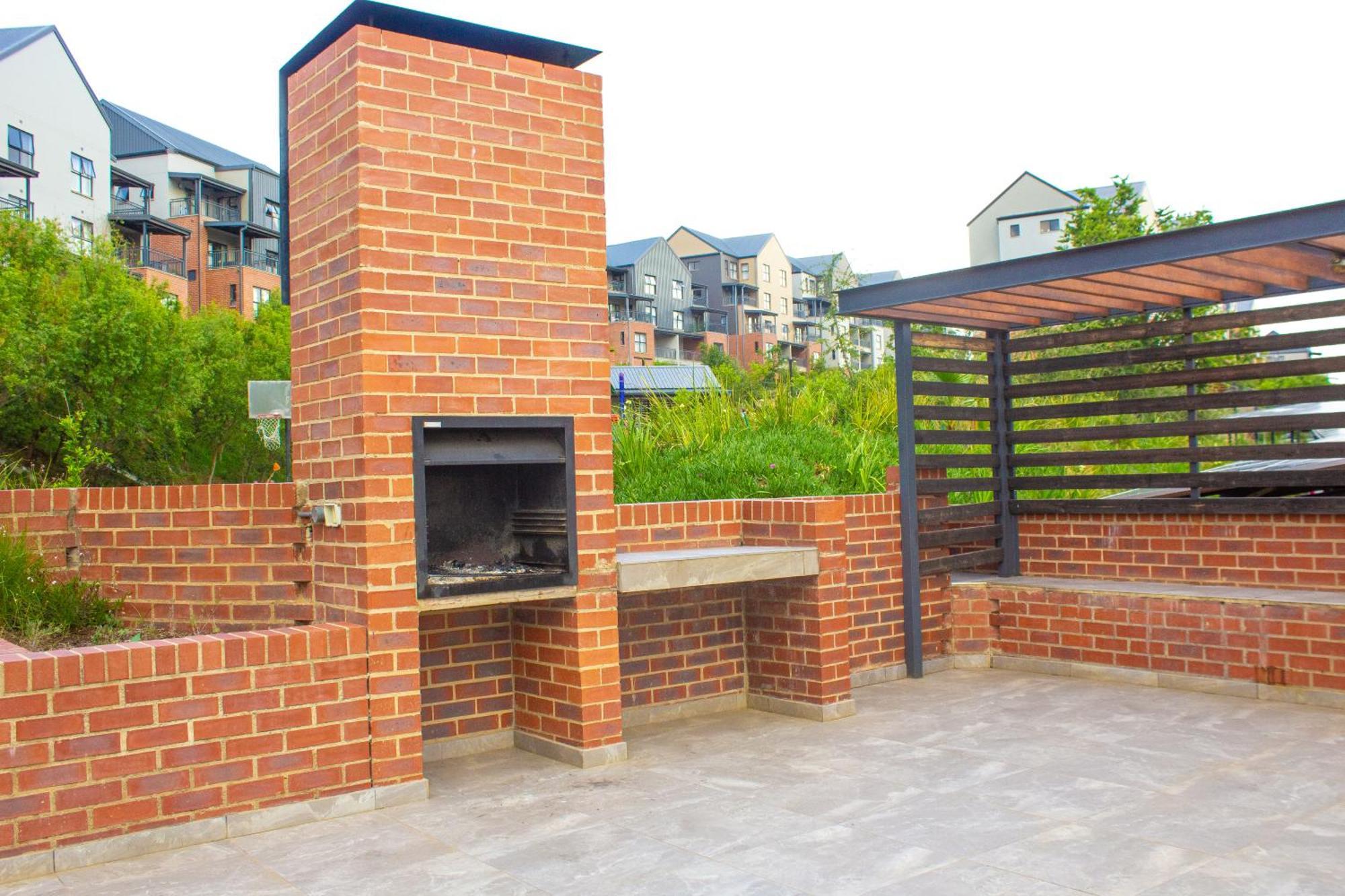 15 Elizabeth Place - Beautiful And Spacious Self Catering 3 Bedroom Unit Next To Kyalami Racetrack With Free Wifi - Swimming Pool Gym And Restaurant - Perfect For A Big Family In Waterfall Apartment *