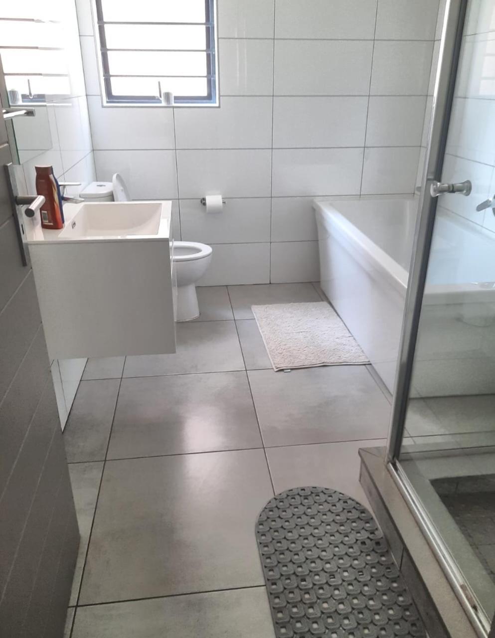 Apartment 15 Elizabeth Place - Beautiful And Spacious Self Catering 3 Bedroom Unit Next To Kyalami Racetrack With Free Wifi - Swimming Pool Gym And Restaurant - Perfect For A Big Family In Waterfall