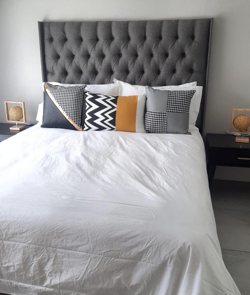 15 Elizabeth Place - Beautiful And Spacious Self Catering 3 Bedroom Unit Next To Kyalami Racetrack With Free Wifi - Swimming Pool Gym And Restaurant - Perfect For A Big Family In Waterfall Midrand