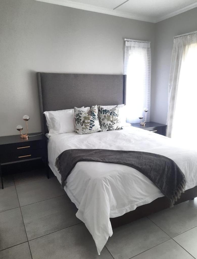Apartment 15 Elizabeth Place - Beautiful And Spacious Self Catering 3 Bedroom Unit Next To Kyalami Racetrack With Free Wifi - Swimming Pool Gym And Restaurant - Perfect For A Big Family In Waterfall Midrand