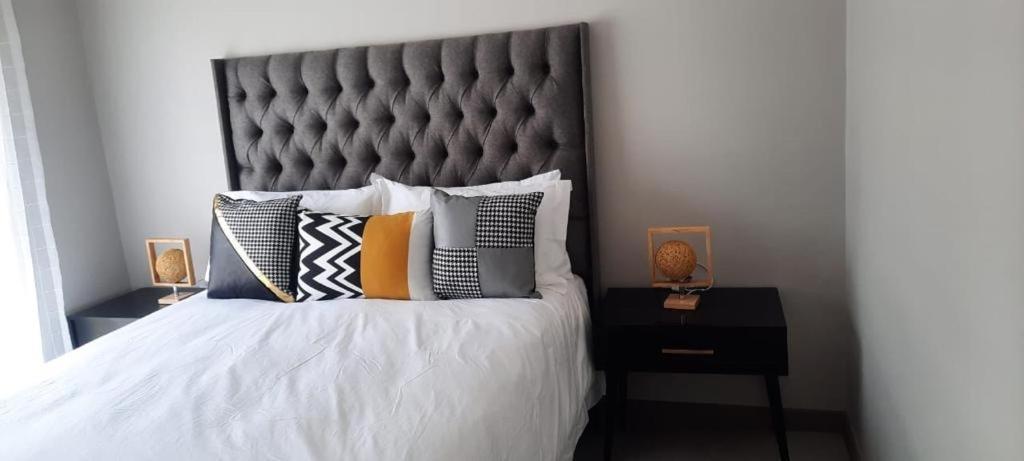 15 Elizabeth Place - Beautiful And Spacious Self Catering 3 Bedroom Unit Next To Kyalami Racetrack With Free Wifi - Swimming Pool Gym And Restaurant - Perfect For A Big Family In Waterfall * Midrand