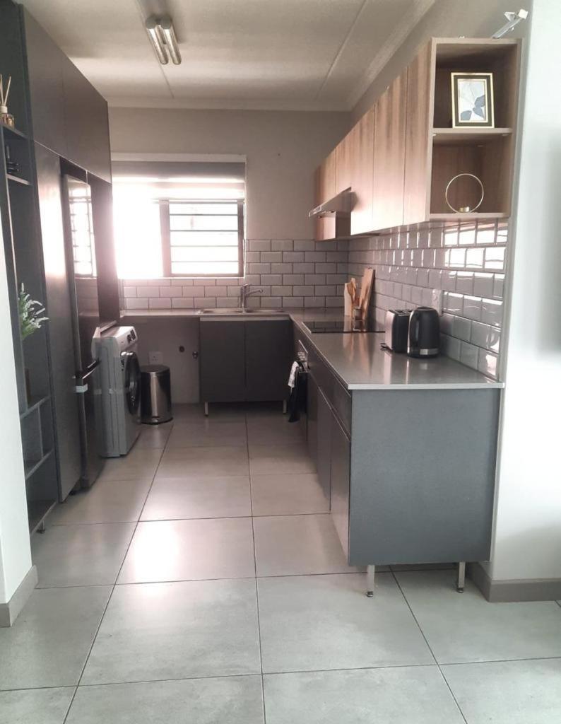 15 Elizabeth Place - Beautiful And Spacious Self Catering 3 Bedroom Unit Next To Kyalami Racetrack With Free Wifi - Swimming Pool Gym And Restaurant - Perfect For A Big Family In Waterfall Apartment *