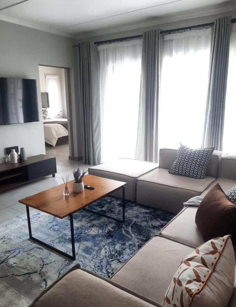 15 Elizabeth Place - Beautiful And Spacious Self Catering 3 Bedroom Unit Next To Kyalami Racetrack With Free Wifi - Swimming Pool Gym And Restaurant - Perfect For A Big Family In Waterfall Apartment Midrand