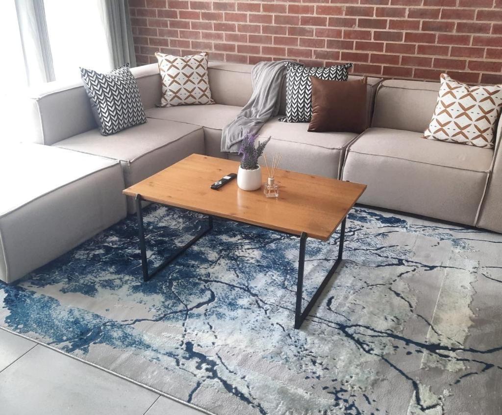 Apartment 15 Elizabeth Place - Beautiful And Spacious Self Catering 3 Bedroom Unit Next To Kyalami Racetrack With Free Wifi - Swimming Pool Gym And Restaurant - Perfect For A Big Family In Waterfall