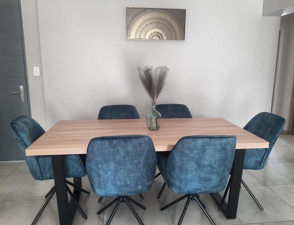 15 Elizabeth Place - Beautiful And Spacious Self Catering 3 Bedroom Unit Next To Kyalami Racetrack With Free Wifi - Swimming Pool Gym And Restaurant - Perfect For A Big Family In Waterfall Apartment