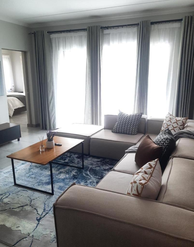 15 Elizabeth Place - Beautiful And Spacious Self Catering 3 Bedroom Unit Next To Kyalami Racetrack With Free Wifi - Swimming Pool Gym And Restaurant - Perfect For A Big Family In Waterfall Apartment *