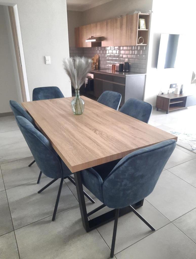 Apartment 15 Elizabeth Place - Beautiful And Spacious Self Catering 3 Bedroom Unit Next To Kyalami Racetrack With Free Wifi - Swimming Pool Gym And Restaurant - Perfect For A Big Family In Waterfall *