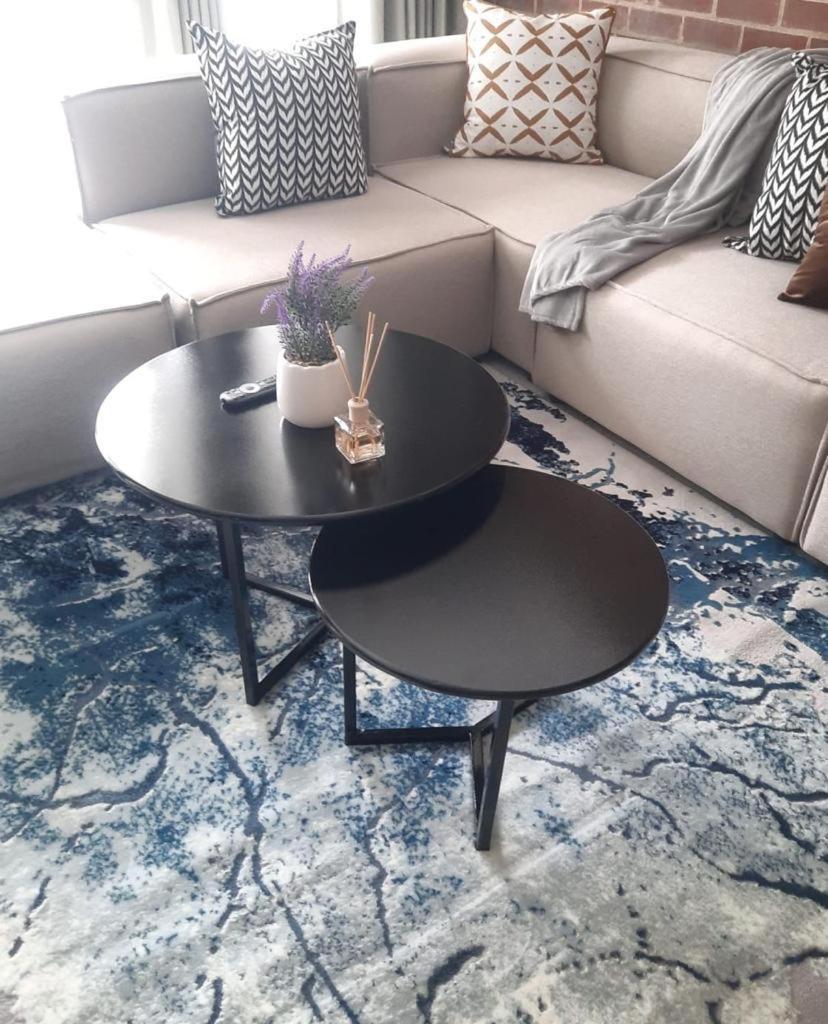 15 Elizabeth Place - Beautiful And Spacious Self Catering 3 Bedroom Unit Next To Kyalami Racetrack With Free Wifi - Swimming Pool Gym And Restaurant - Perfect For A Big Family In Waterfall Midrand