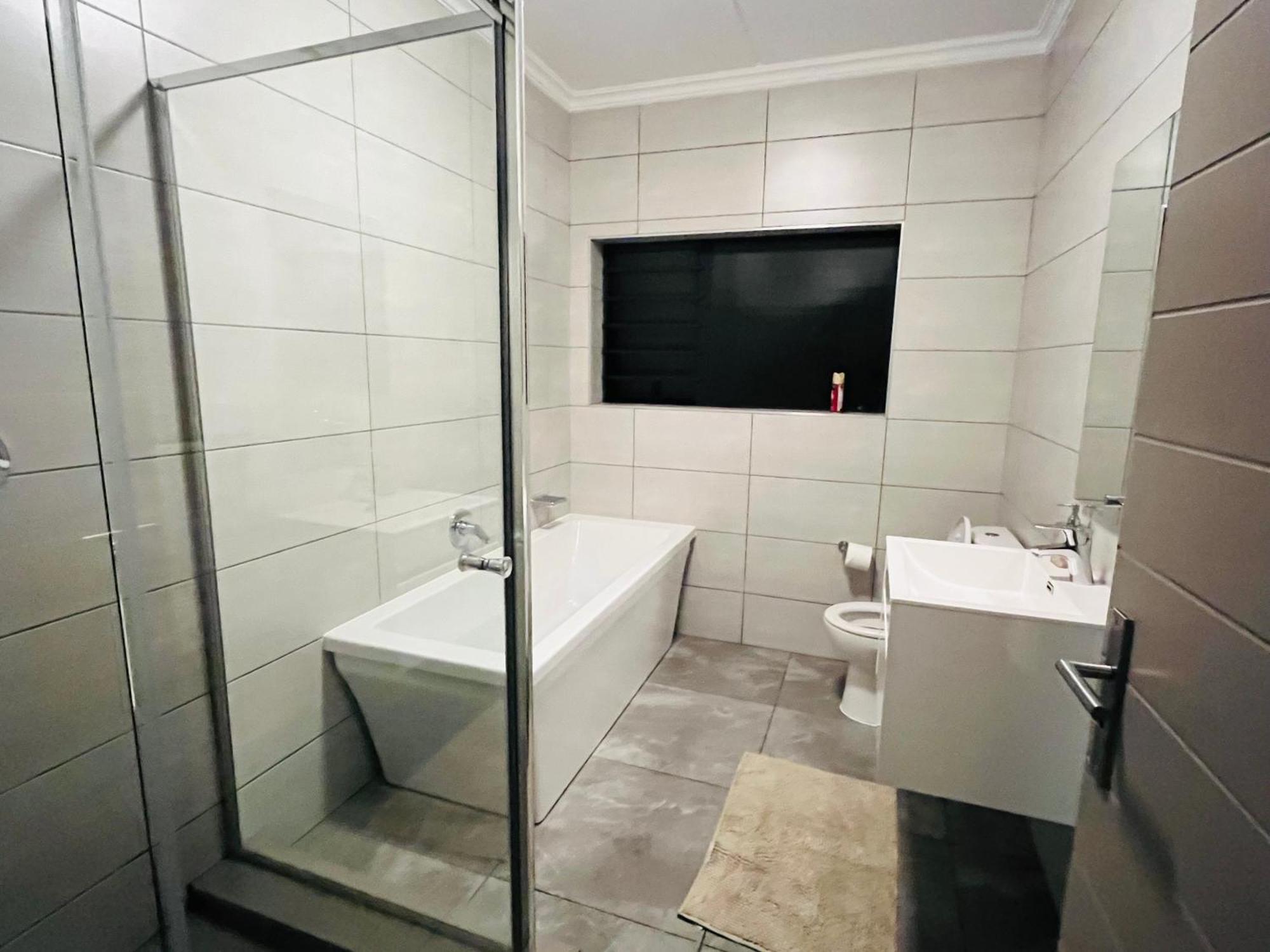 15 Elizabeth Place - Beautiful And Spacious Self Catering 3 Bedroom Unit Next To Kyalami Racetrack With Free Wifi - Swimming Pool Gym And Restaurant - Perfect For A Big Family In Waterfall