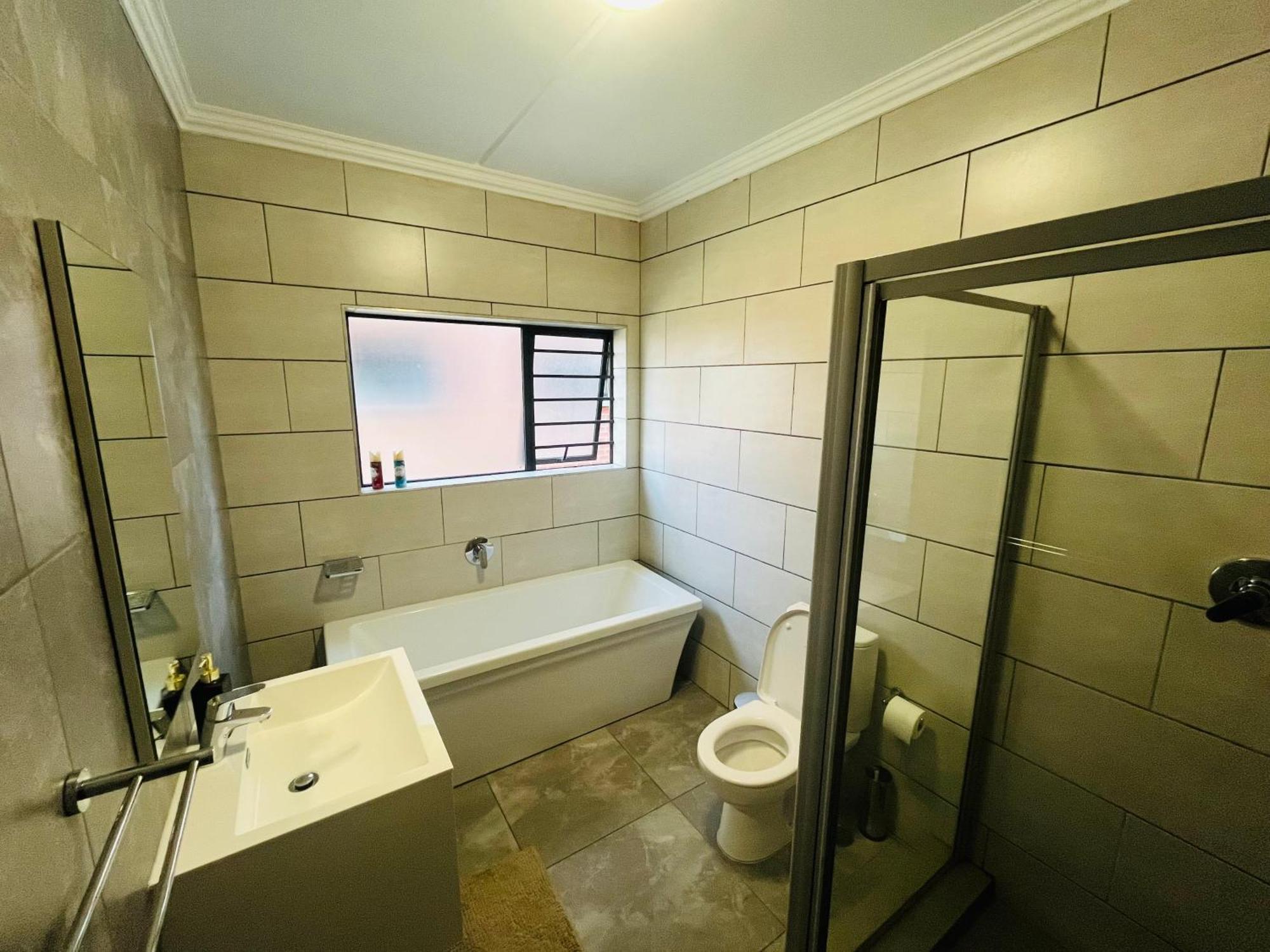 15 Elizabeth Place - Beautiful And Spacious Self Catering 3 Bedroom Unit Next To Kyalami Racetrack With Free Wifi - Swimming Pool Gym And Restaurant - Perfect For A Big Family In Waterfall Apartment *