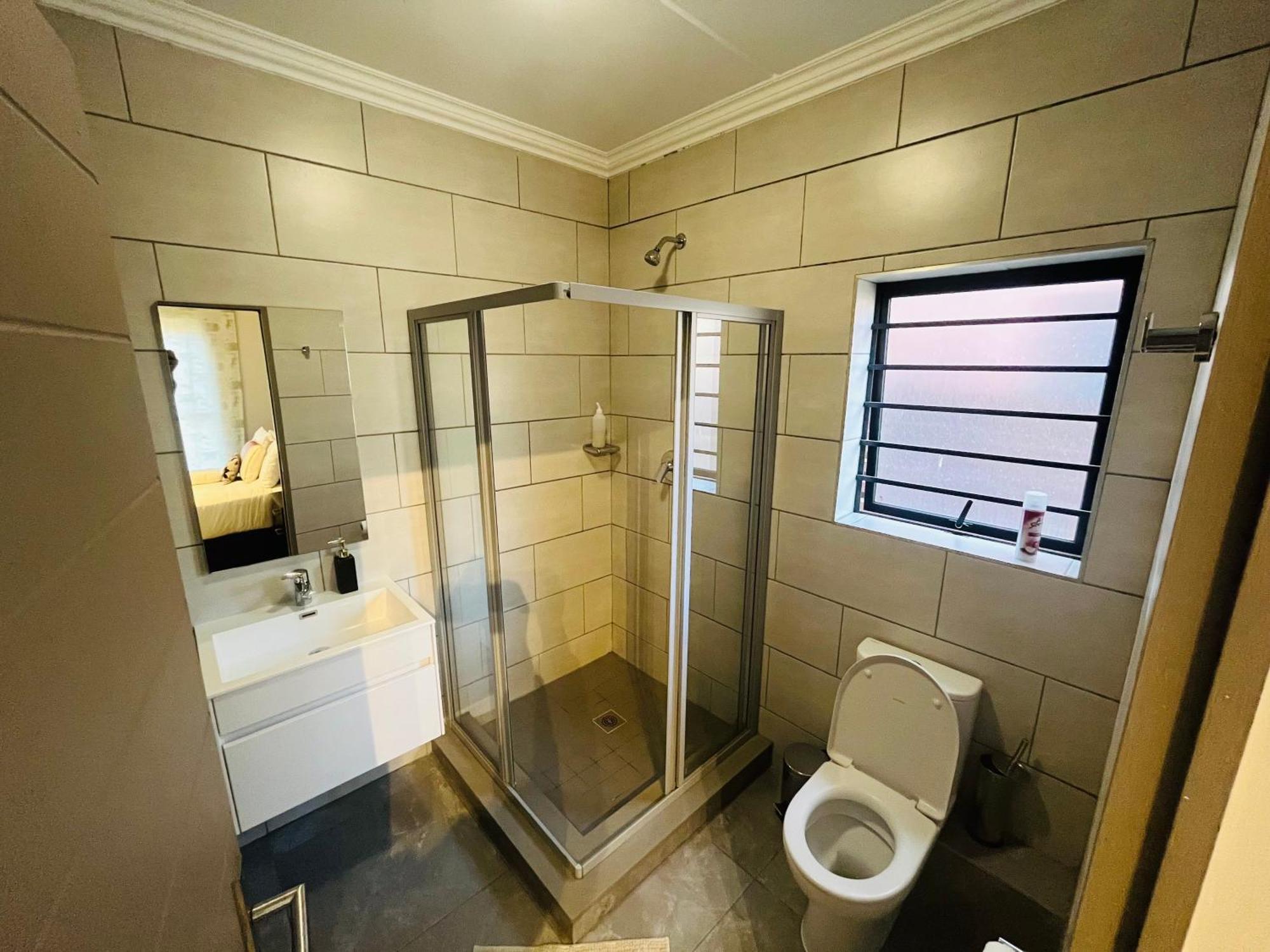 15 Elizabeth Place - Beautiful And Spacious Self Catering 3 Bedroom Unit Next To Kyalami Racetrack With Free Wifi - Swimming Pool Gym And Restaurant - Perfect For A Big Family In Waterfall Midrand